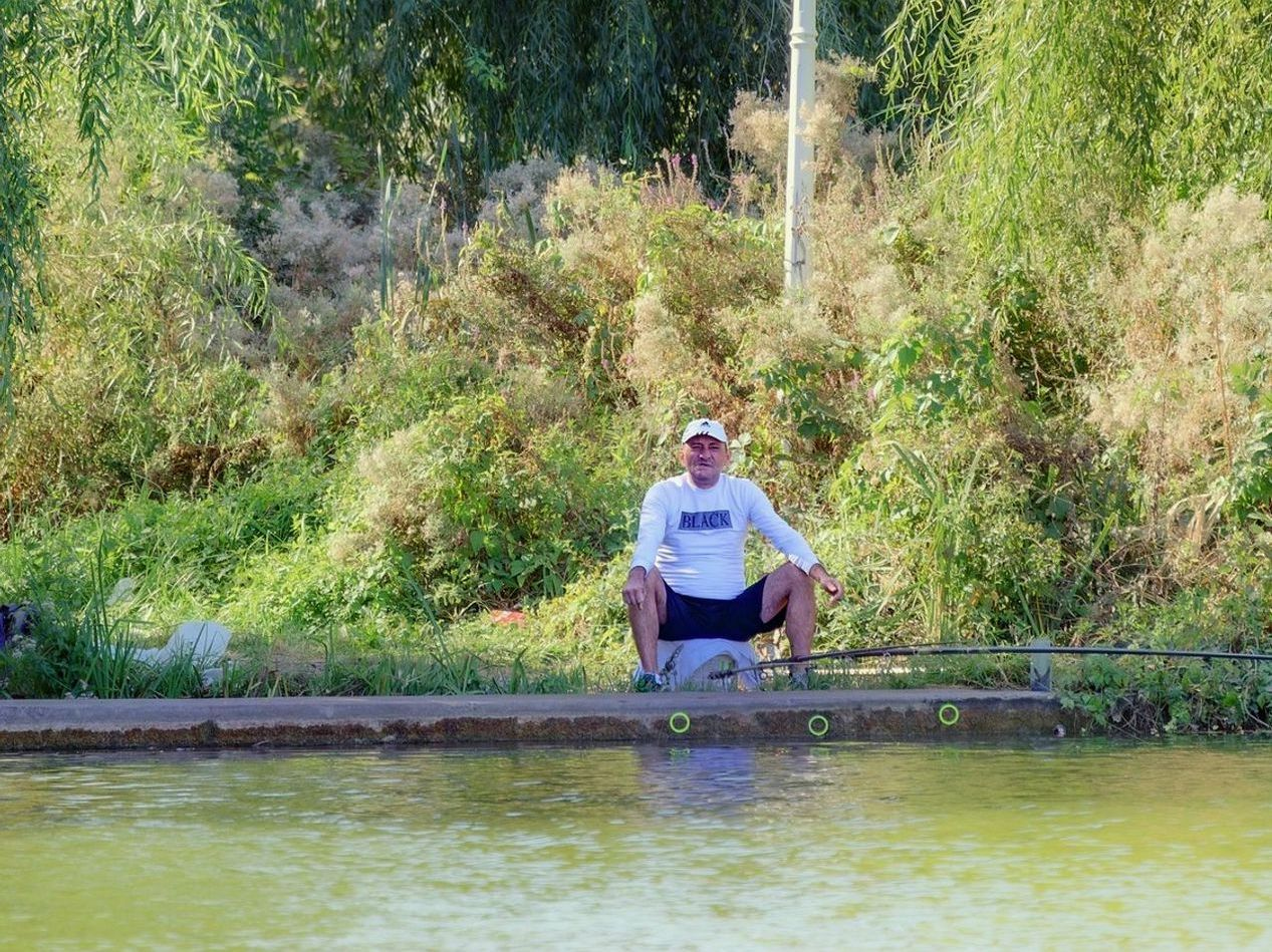 Pescadores em plataforma com vista para o lago